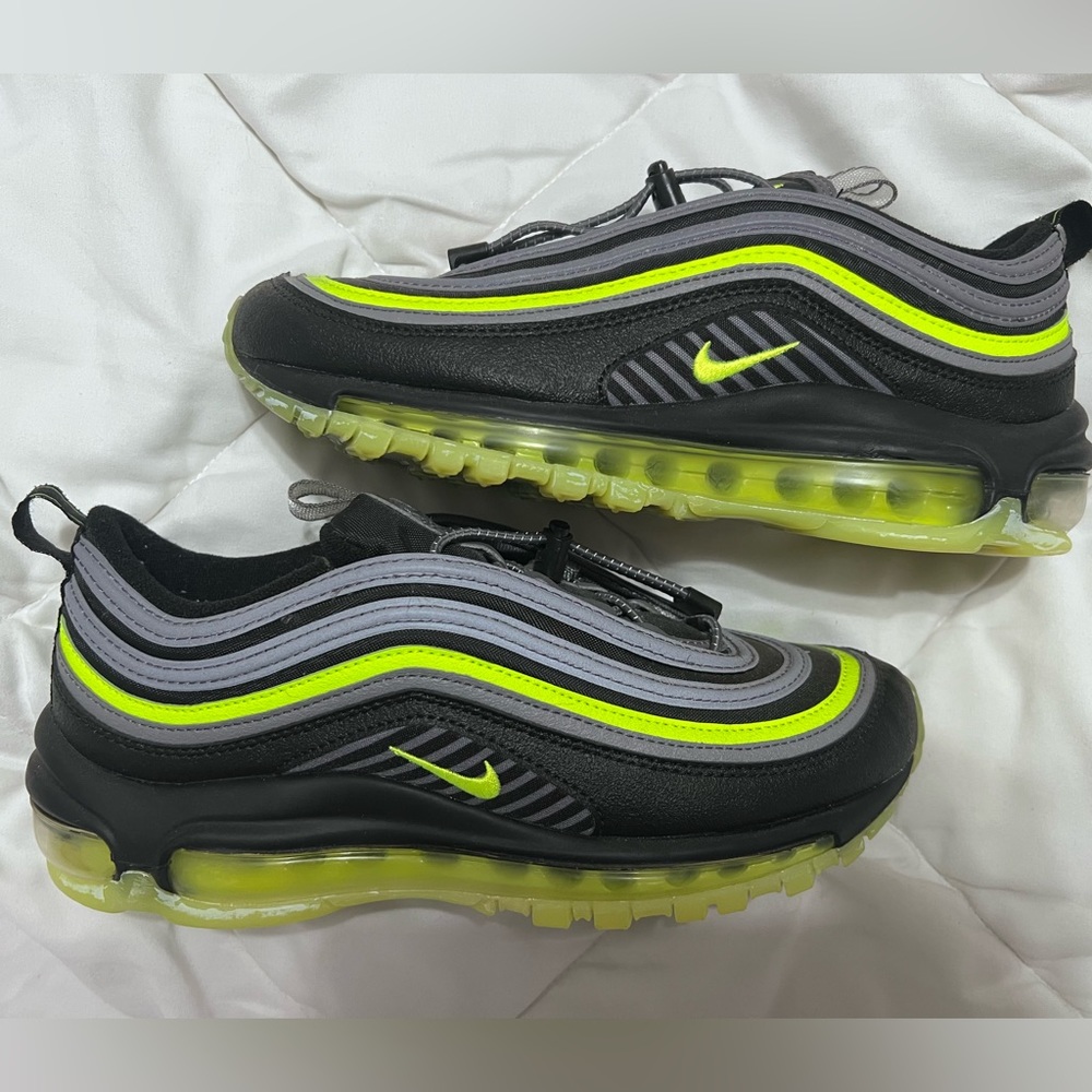 New Nike Air Max  women 7.5 , men 5.5